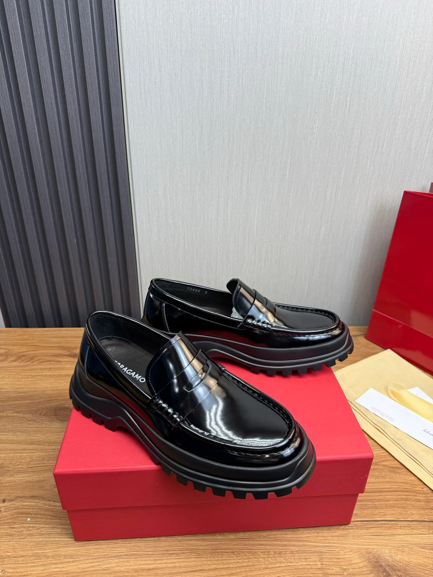 Men's shoes 💰880💰 Ferragamo. [Ferragamo] Men's Loaf leather shoes, the latest hot style, 1:1 original purchase quality, top quality, imported open-edge beaded cowhide leather on the upper, hand-made three-dimensional stitching highlights the round toe design, the inner feet are made of imported cowhide, with original wear-resistant rubber outsole, matching code 39-44, (38, 45 custom-made, non-refundable)
